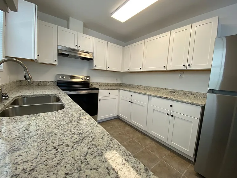 2642 Chester Ave — Photo 2