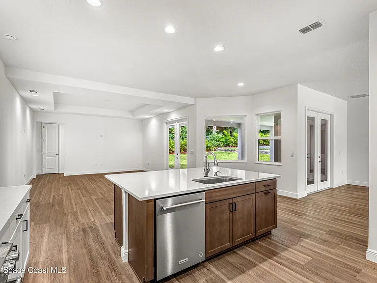 35 Loch Ness Dr — Photo 14