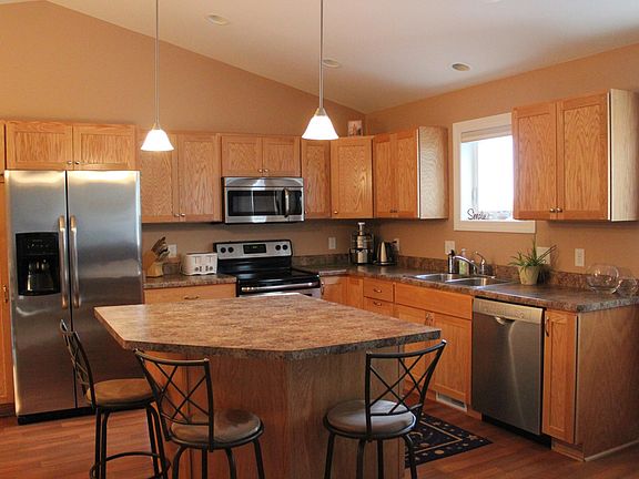 Open-concept Kitchen w/vaulted ceiling