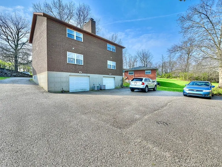 13 Airview Dr — Photo 2