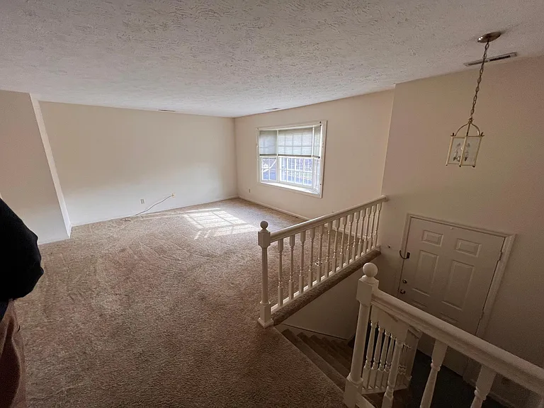 926 Meadowlark Dr — Photo 2