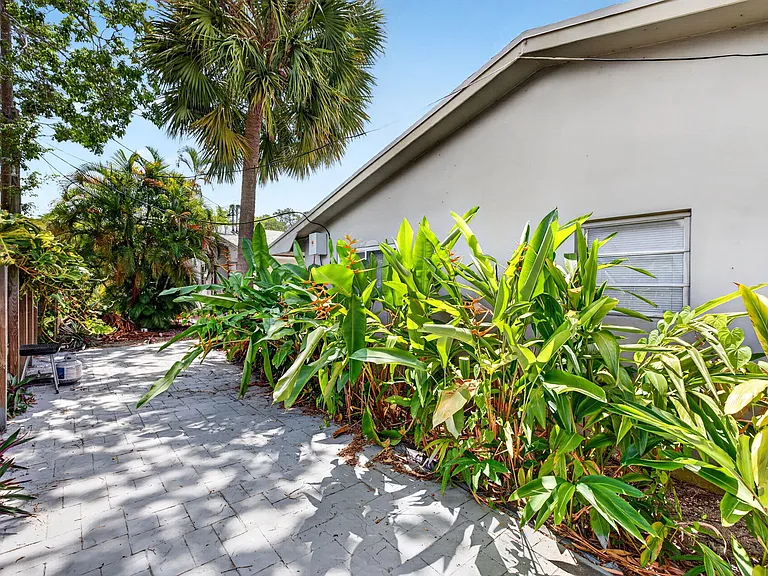 2500 SW 18th Ter #5 — Photo 15