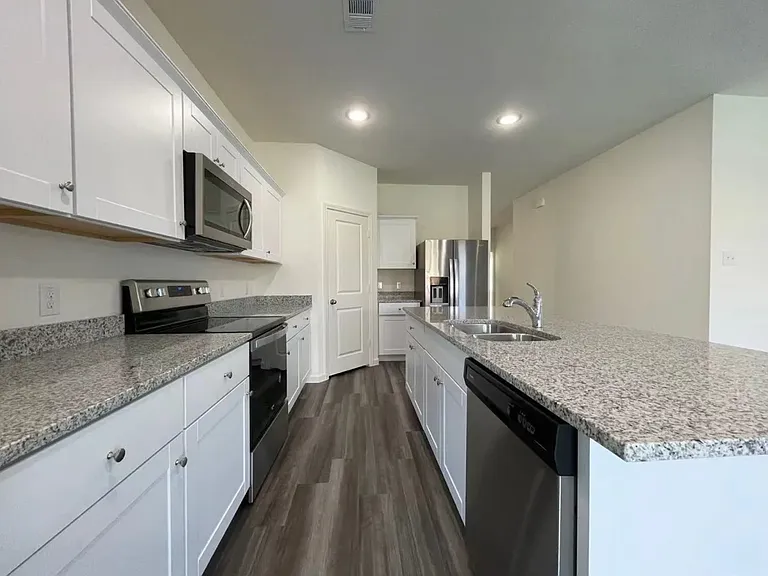 716 Wellington Dr — Photo 6