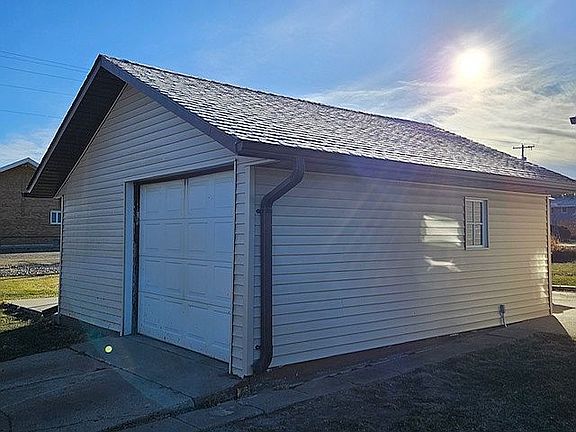 Detached garage