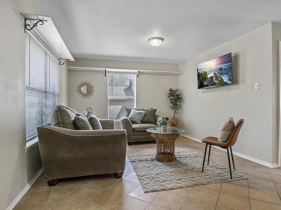 14102 N Hills Village Dr