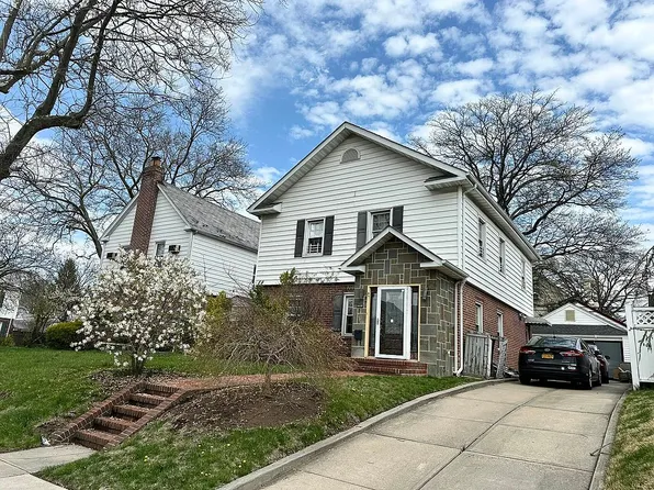 5005 212th St, Oakland Gardens, NY 11364