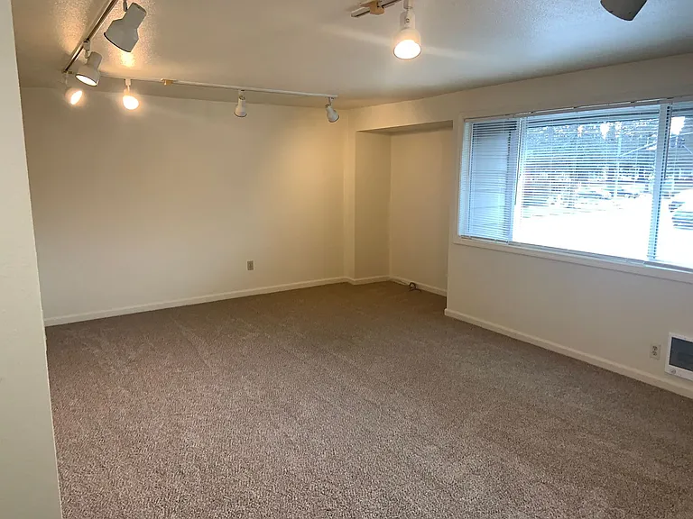 991 NW Circle Blvd — Photo 4