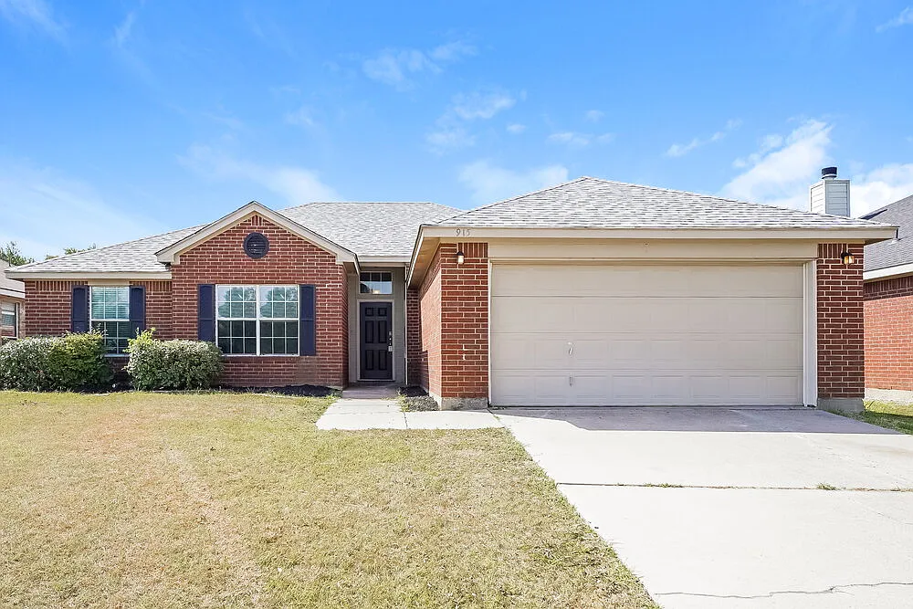 3 bed, 2.0 bath, 1713 sqft, $2,040 — Photo 1