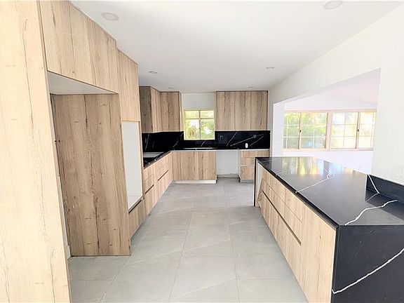 4th image of 5279 Stratford CT