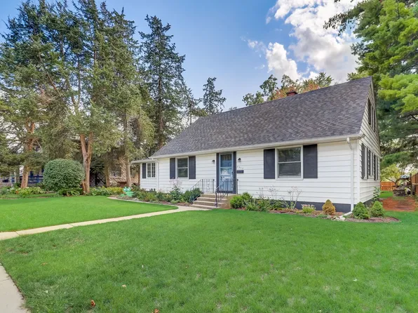 3513 Broad St, McHenry, IL 60050