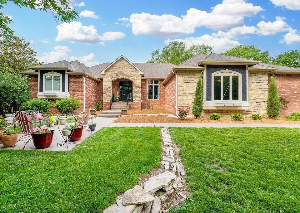 1st image of 32 Shadybrook Dr