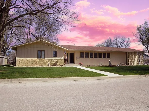 310 W Park Ln, Waterloo, IA 50701