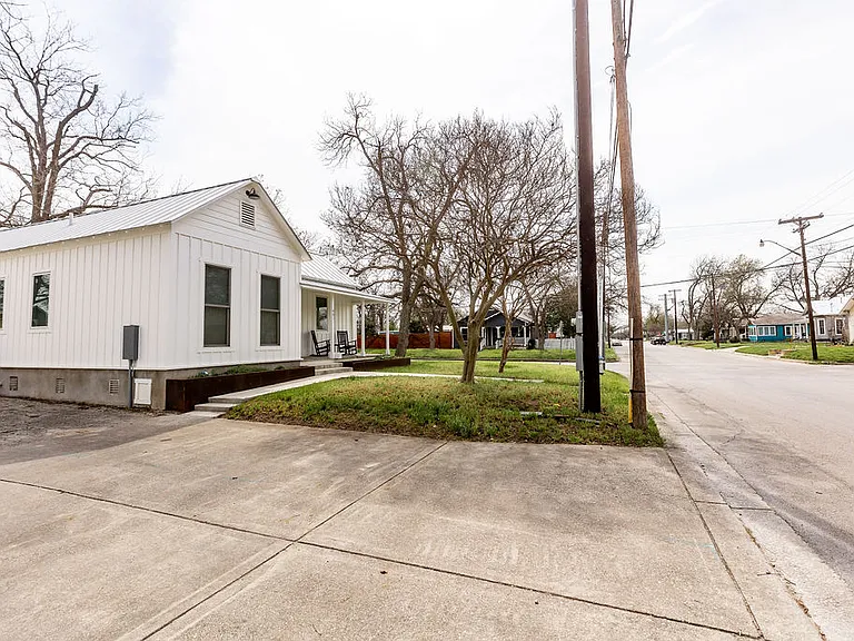 991 W Mill St — Photo 23