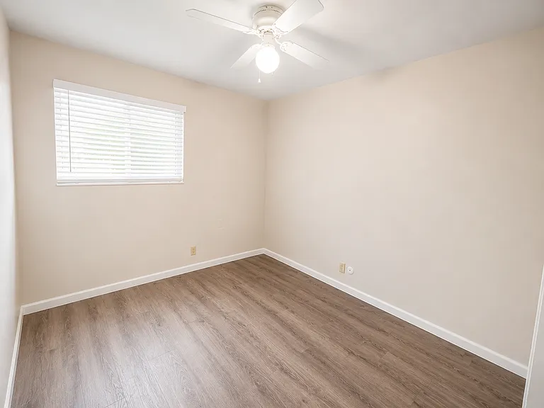 347 N 400 E — Photo 11