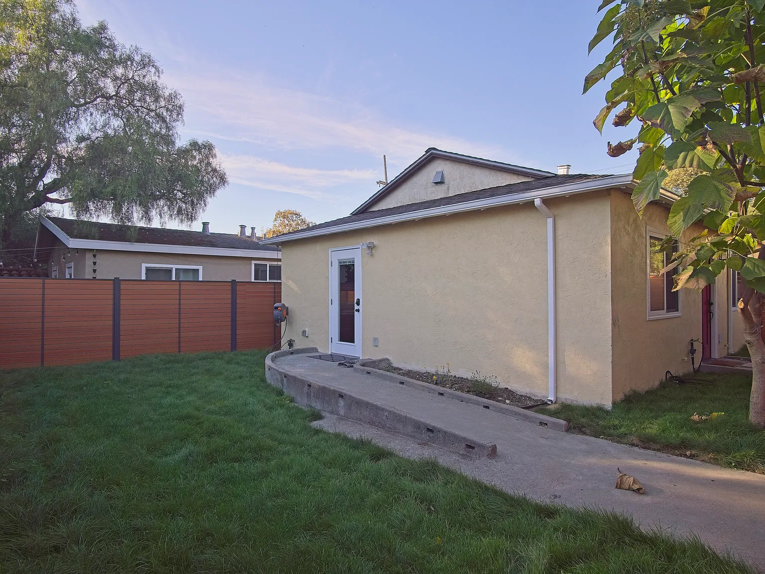 3 bed, 720 sqft, $1,600 — Photo 2