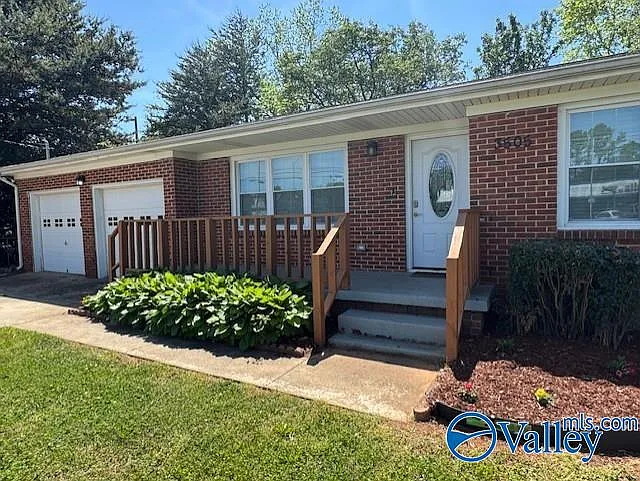 3 bed, 2.0 bath, 1376 sqft, $1,700 — Photo 2