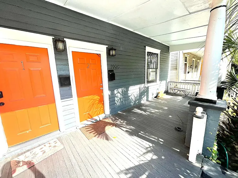 2206 Barnard St — Photo 3