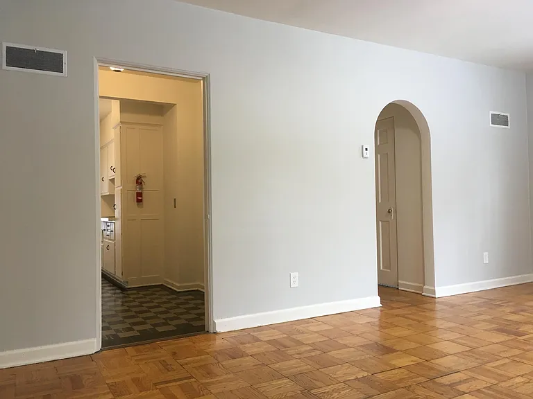 1011 Short Rd #4 — Photo 2