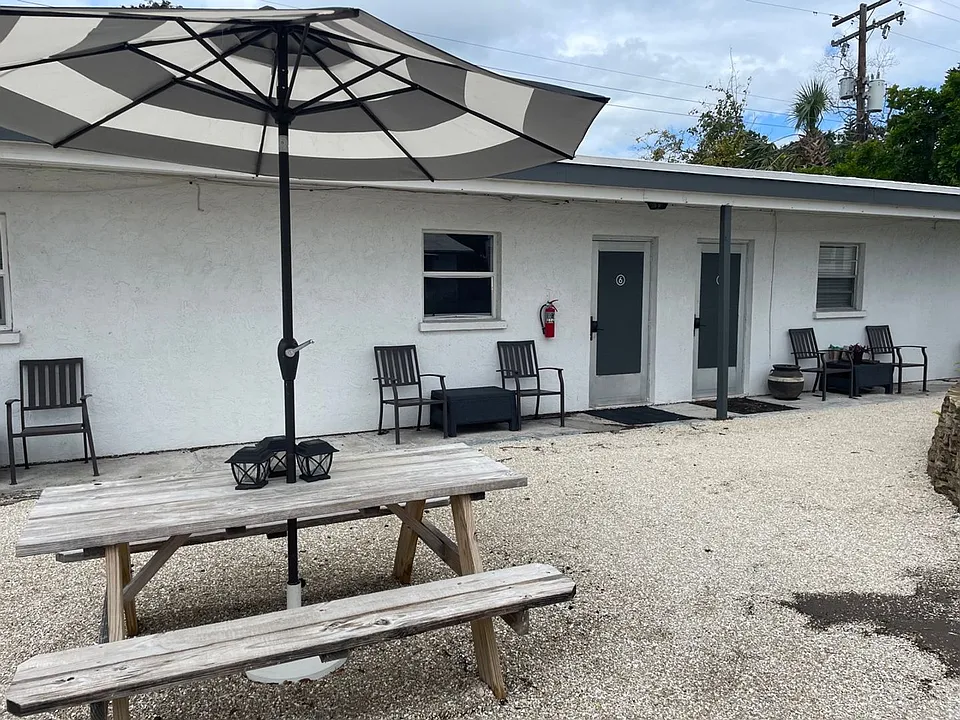 1746 S Tamiami Trl