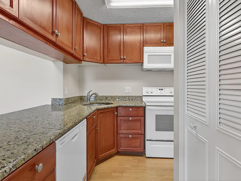 624 Sea Pine Way #B3 — Photo 14