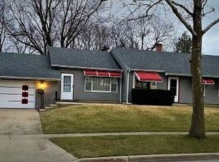 1023 Stratford Cir, Streamwood, IL