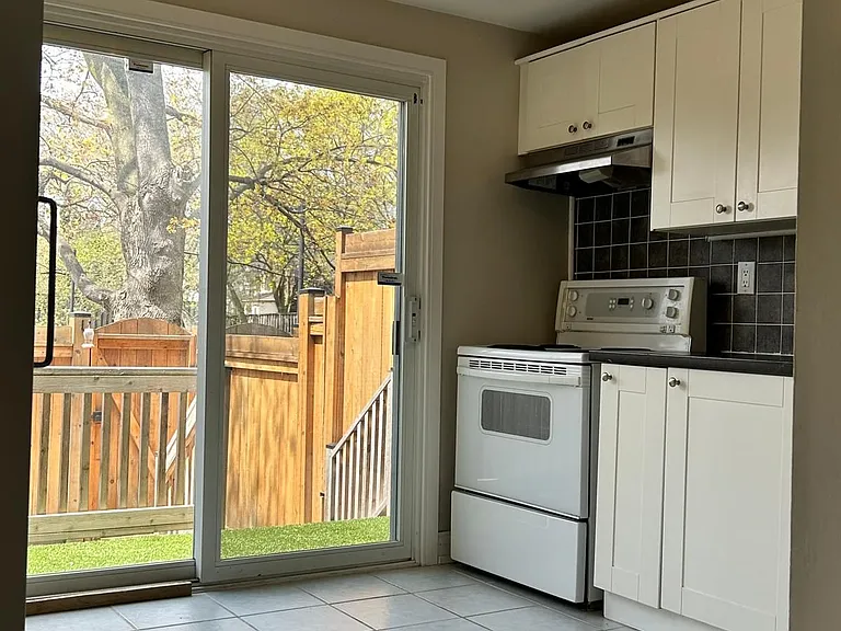 1666 Queen St E #2 — Photo 8