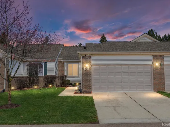 405 Ravencrest Ln, Westland, MI 48185