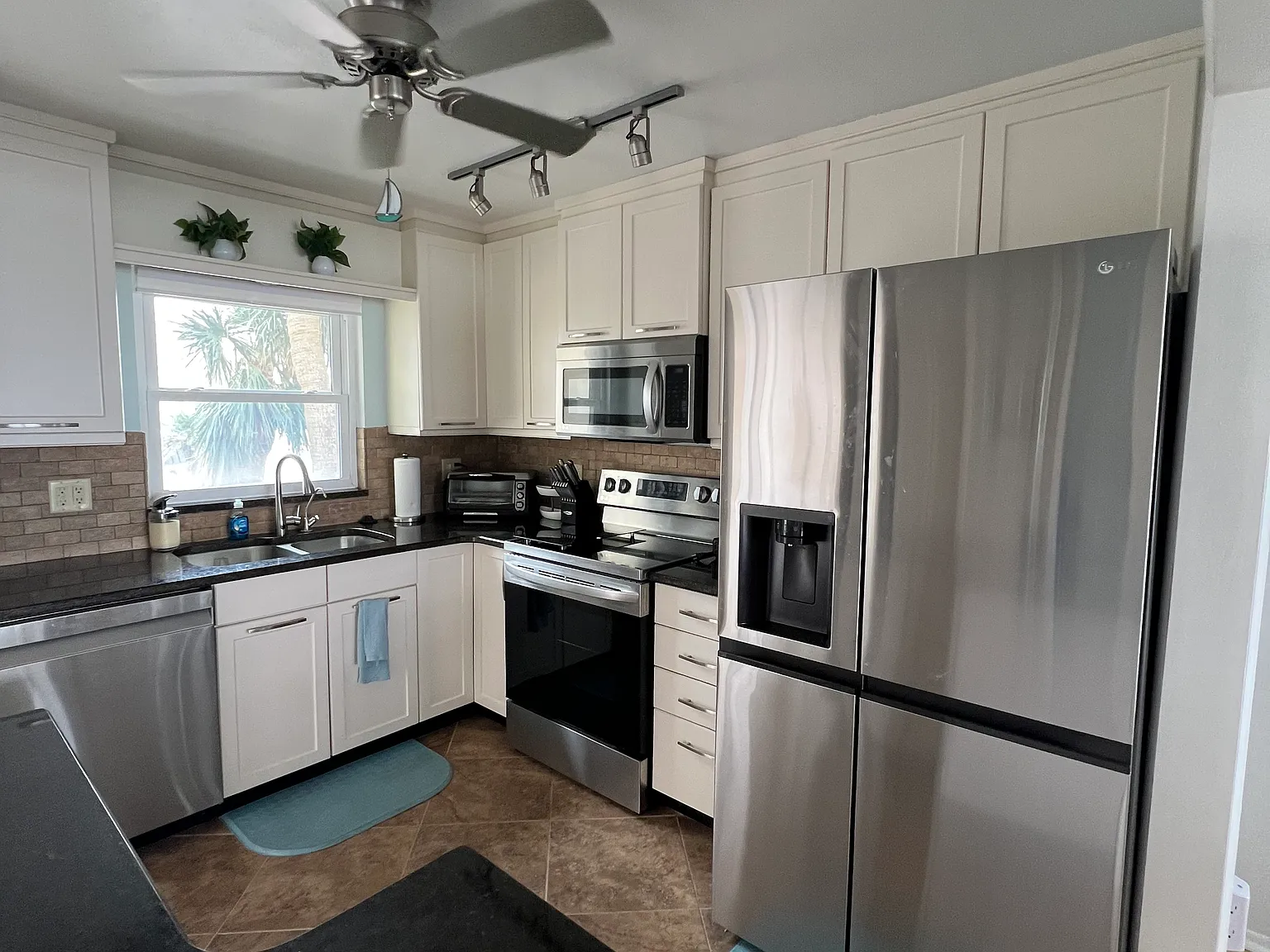 2 bed, 1040 sqft, $2,400 — Photo 4