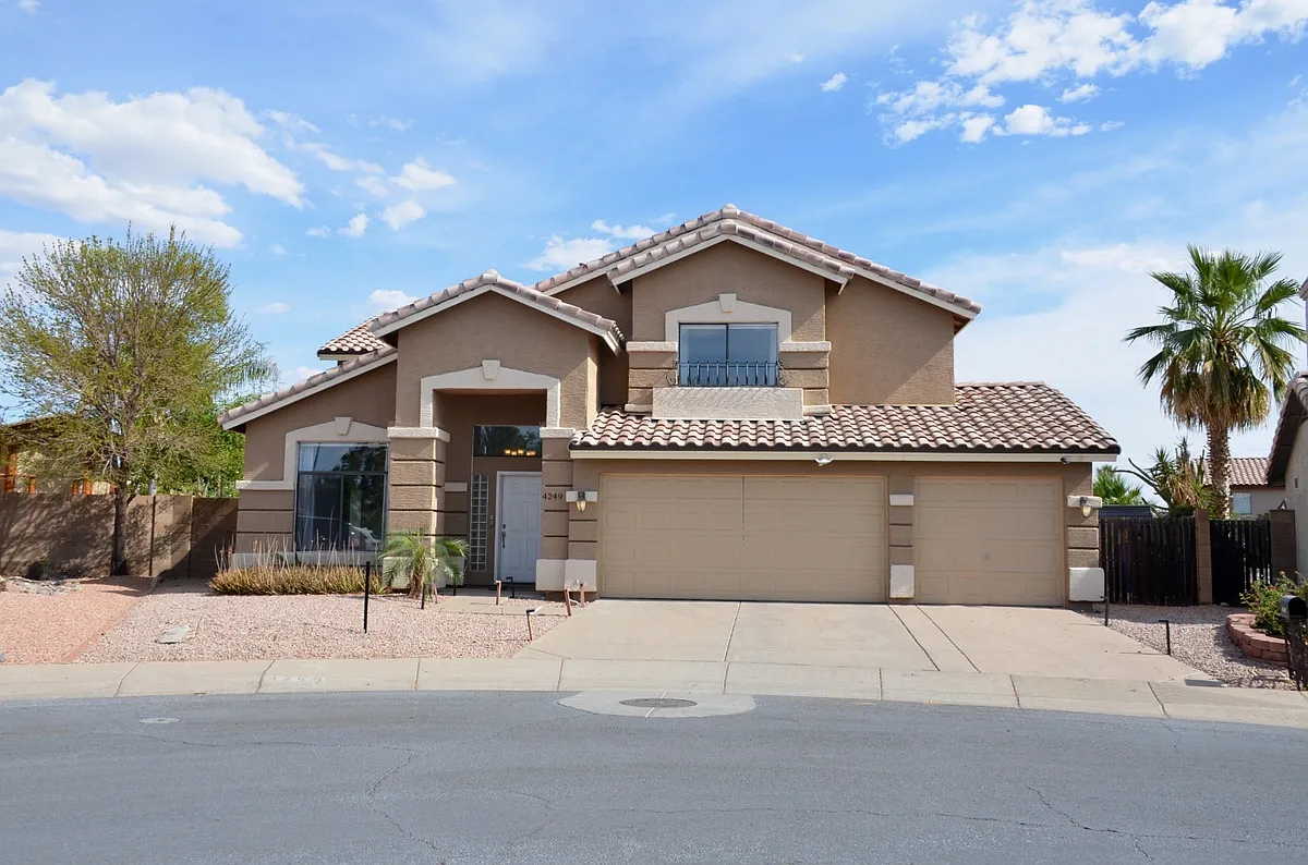 Building Photo - 4249 E Meadow Dr
