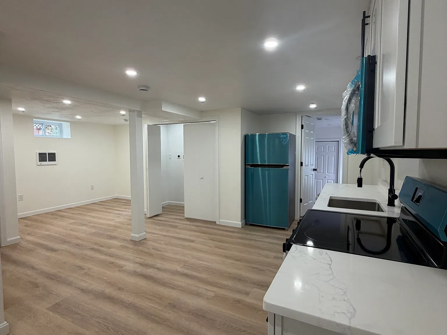 3 bed, 1000 sqft, $2,450 — Photo 3