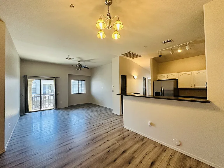 2402 E 5th St — Photo 25