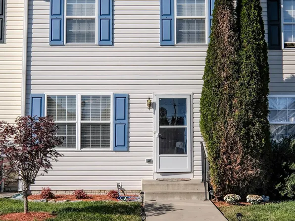 17 Currituck Ct, Bunker Hill, WV 25413