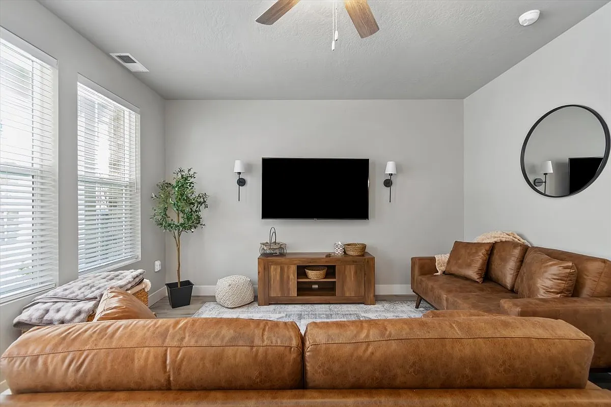 3 bed, 2.5 bath, 1347 sqft, $2,600 — Photo 4