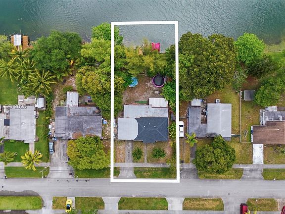 3rd image of 4621 SW 31st Dr