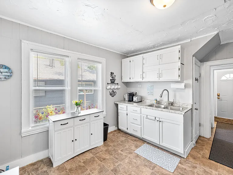 1367 Burr St — Photo 12