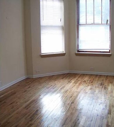 3rd image of 855 N Oakley Blvd APT 1