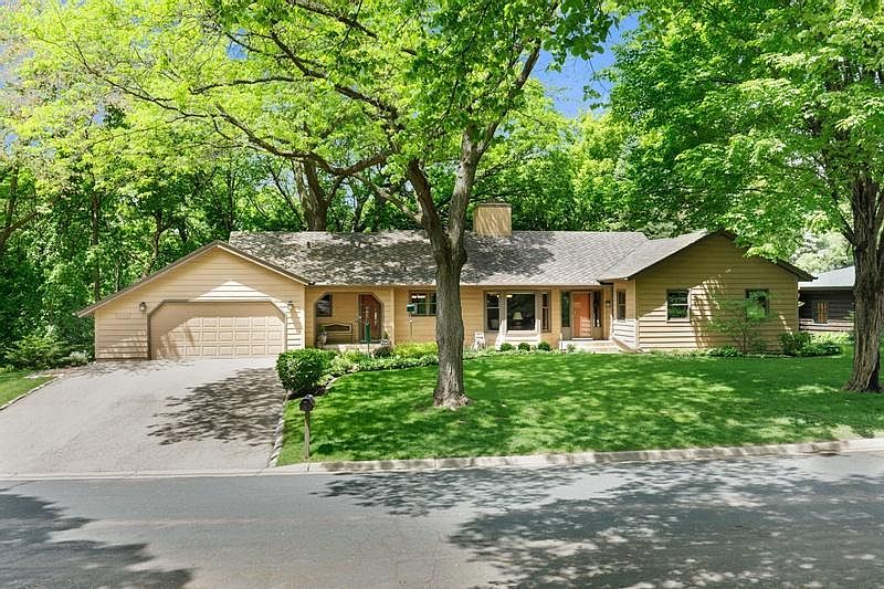 1st image of 13733 Wellington Cres