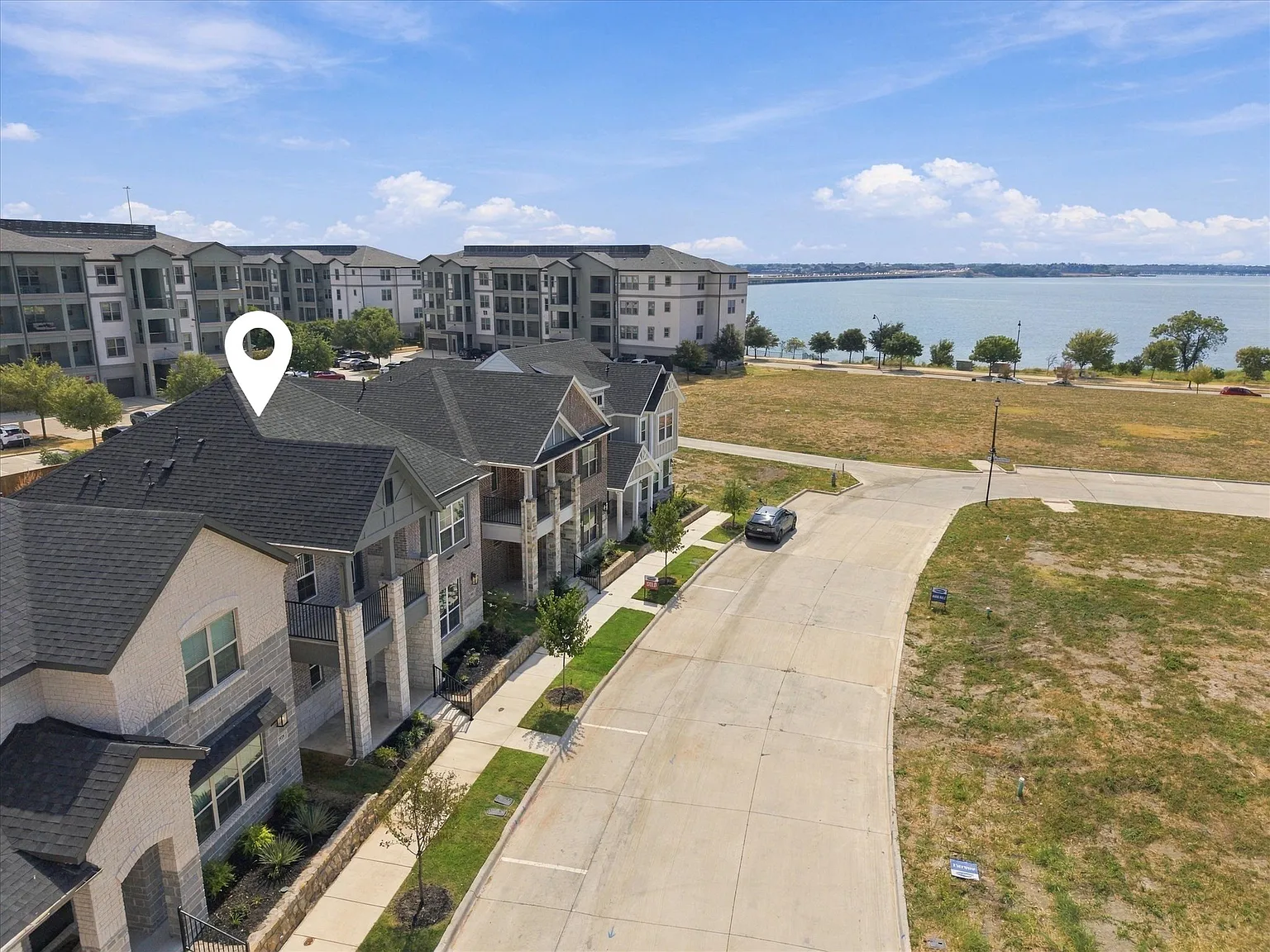 3 bed, 2.5 bath, 1811 sqft, $3,200 — Photo 2
