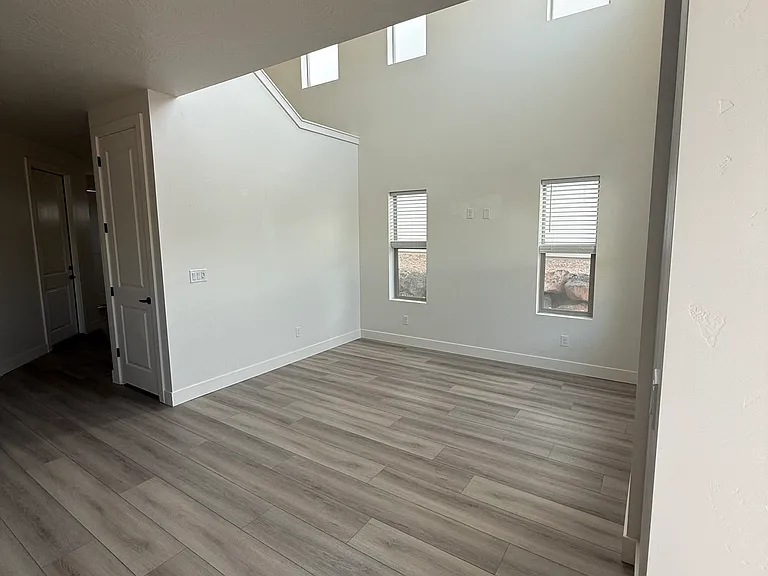 276 S 1930 W — Photo 11