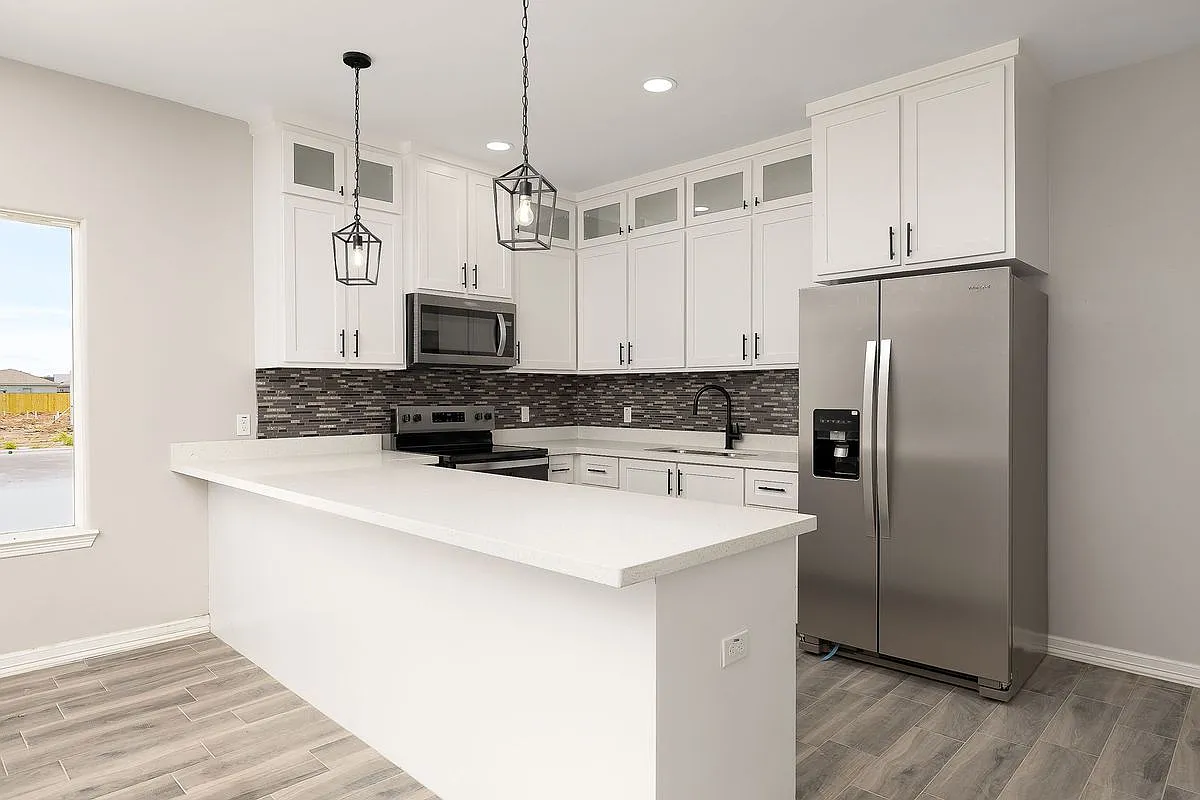 3 bed, 2.0 bath, 1090 sqft, $1,350 — Photo 2