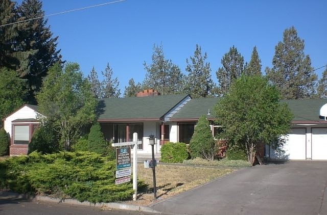 2nd image of 817 NW Canyon Dr