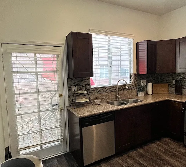 408 W Queen St #109 — Photo 10