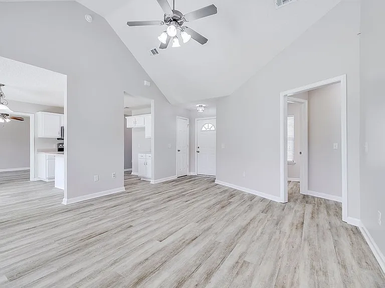 114 Mustang Dr — Photo 3