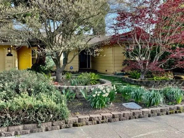 28 Sunlit Cir, Sacramento, CA 95831