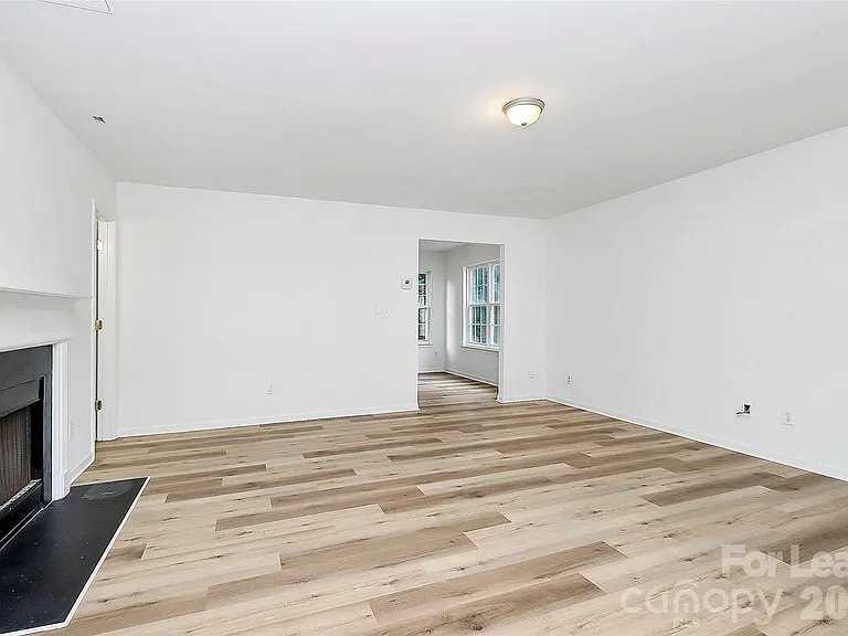 1215 McAllister Dr — Photo 5
