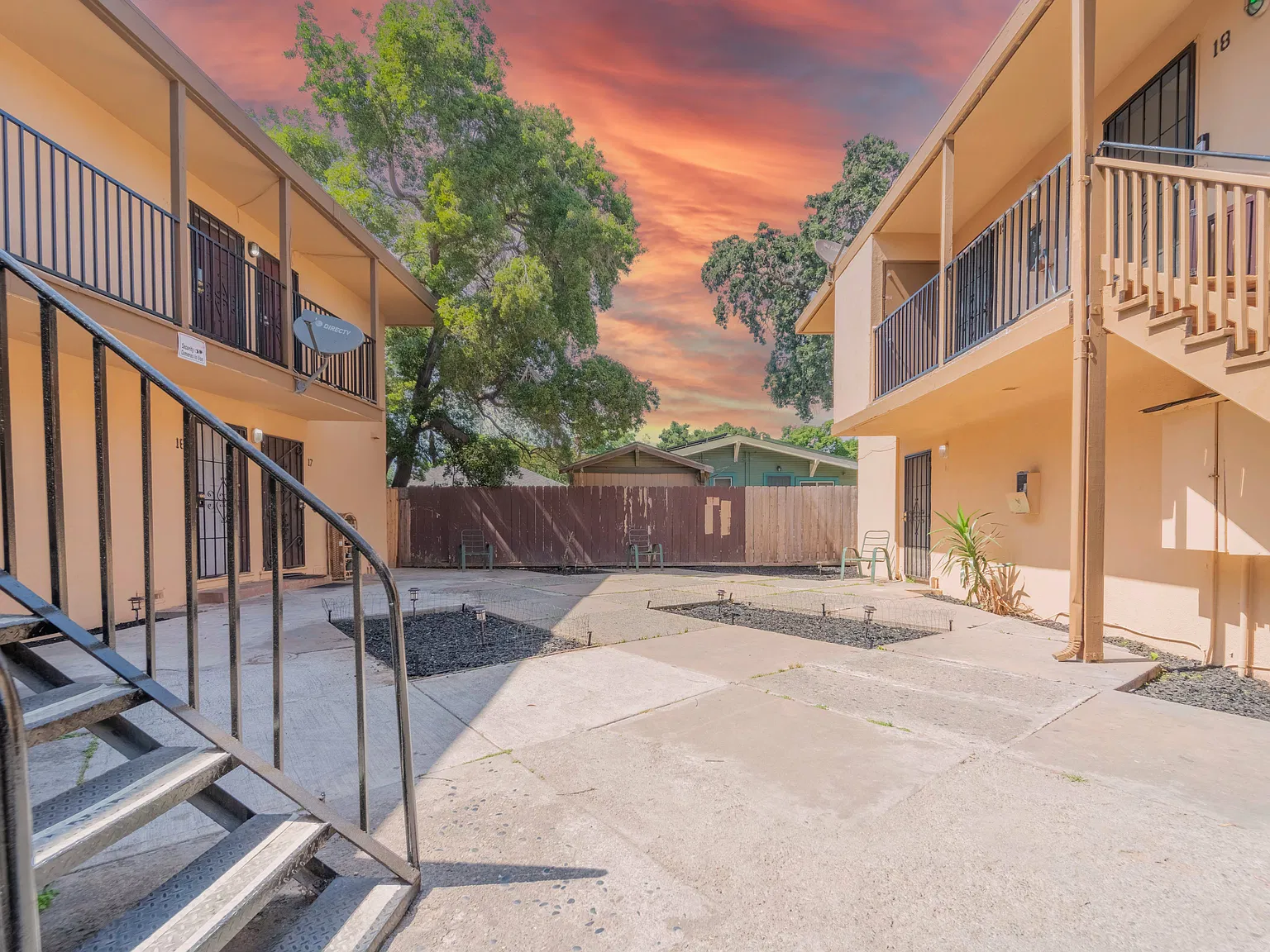 627 N Edison St — Photo 2