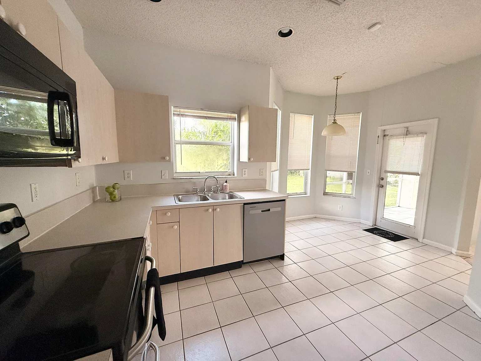 3 bed, 2.0 bath, 1562 sqft, $3,300 — Photo 3