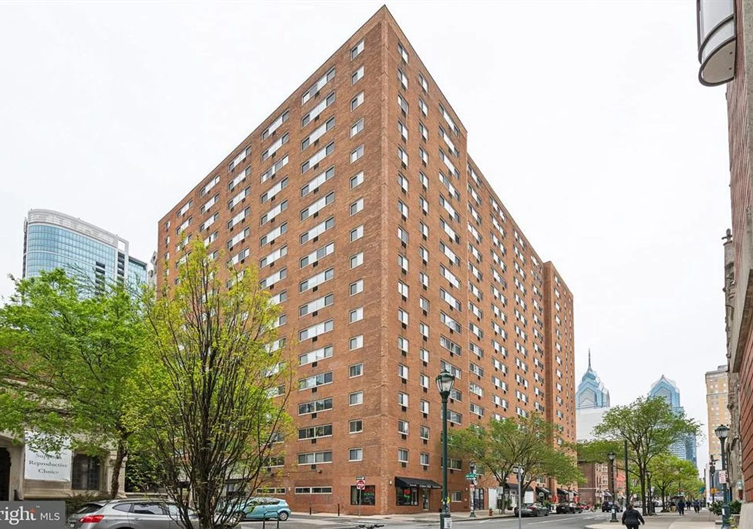Beautiful studio apartment available at Riverwest condominium 2101 Chestnut St — Photo 3
