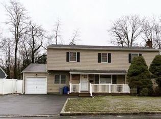 10 Armell Street, Huntington Station, NY 11746