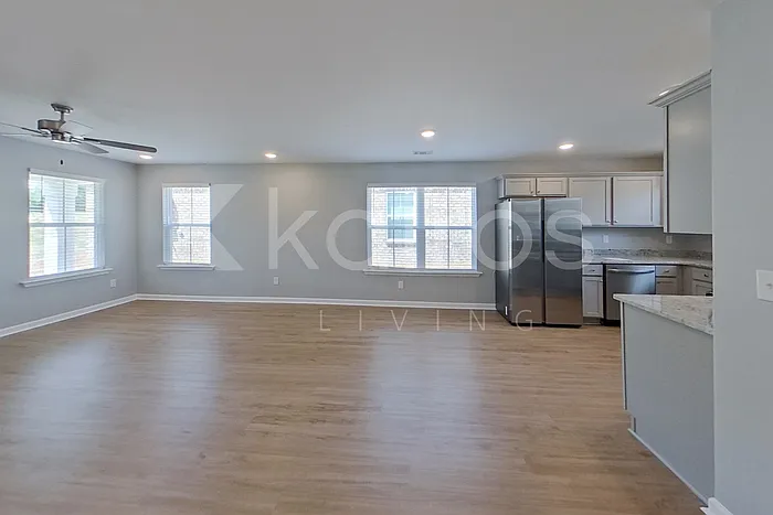 371 Angela St — Photo 3